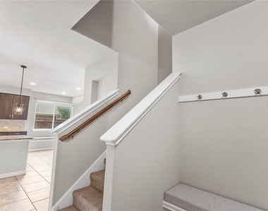 801 Oriel Circle - Photo Thumbnail 12