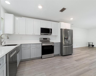 1273 Ne 37th Street - Photo Thumbnail 4