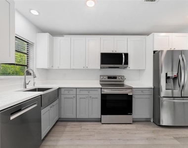 1273 Ne 37th Street - Photo Thumbnail 3
