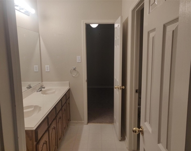 1426 Kingsley Drive - Photo Thumbnail 9
