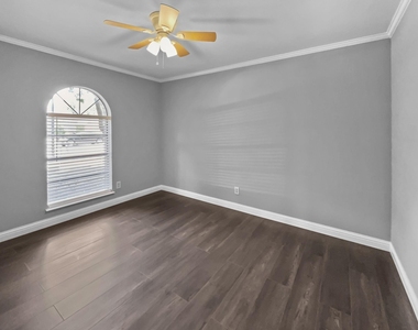 6210 Glenmoor Drive - Photo Thumbnail 6