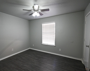 502 N Sewell Drive - Photo Thumbnail 9
