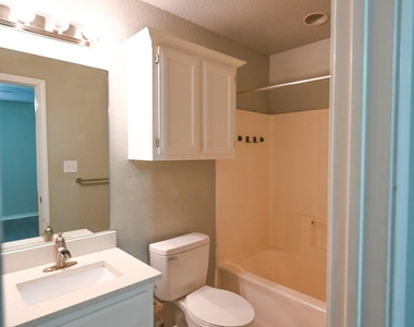 502 N Sewell Drive - Photo Thumbnail 6