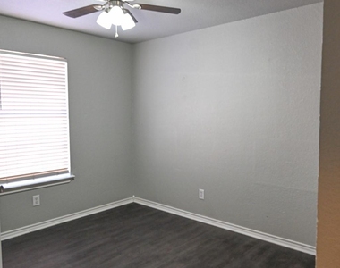 502 N Sewell Drive - Photo Thumbnail 8