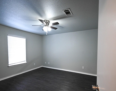 502 N Sewell Drive - Photo Thumbnail 7