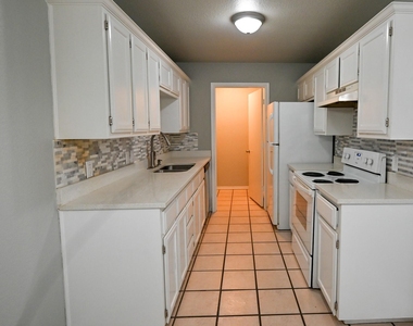502 N Sewell Drive - Photo Thumbnail 2