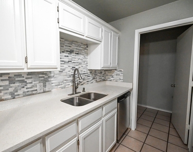 502 N Sewell Drive - Photo Thumbnail 3