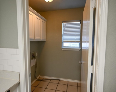 606 N Sewell Drive - Photo Thumbnail 9