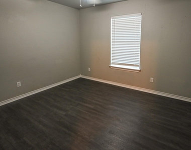 606 N Sewell Drive - Photo Thumbnail 5
