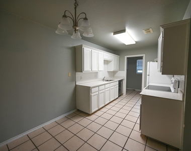 606 N Sewell Drive - Photo Thumbnail 3