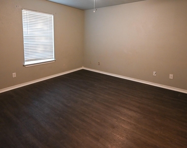 606 N Sewell Drive - Photo Thumbnail 7