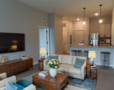 112 E Greenhill Lane - Photo Thumbnail 2