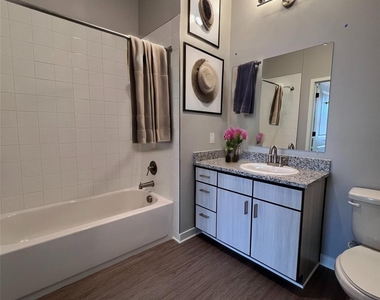 112 E Greenhill Lane - Photo Thumbnail 4