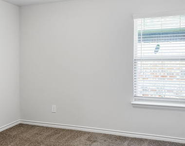 520 Winthrop Road - Photo Thumbnail 10