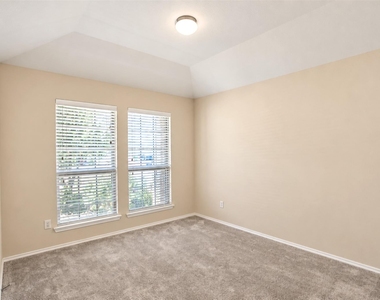 2805 Leslie Lane - Photo Thumbnail 12
