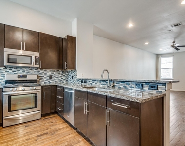 3200 Ross Avenue - Photo Thumbnail 1
