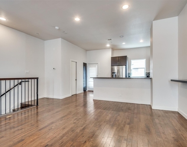 3200 Ross Avenue - Photo Thumbnail 9