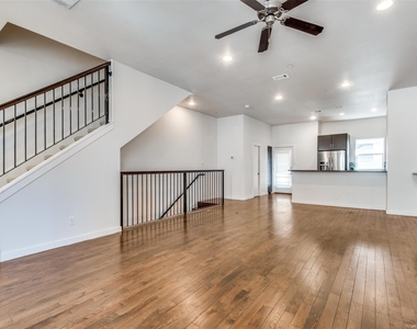 3200 Ross Avenue - Photo Thumbnail 3
