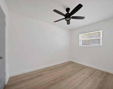 813 Panay Way Drive - Photo Thumbnail 13