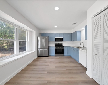 813 Panay Way Drive - Photo Thumbnail 3