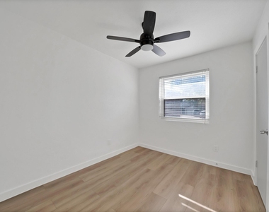 813 Panay Way Drive - Photo Thumbnail 11