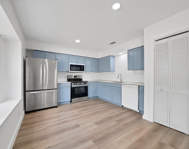 813 Panay Way Drive - Photo Thumbnail 4