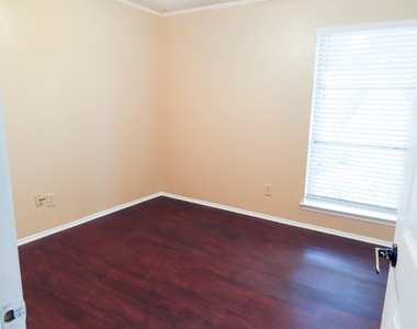 808 E Heath Street - Photo Thumbnail 8