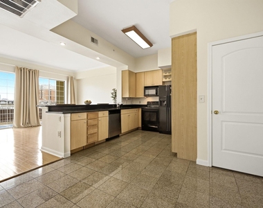 3225 Turtle Creek Boulevard - Photo Thumbnail 3