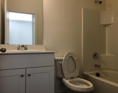 808 Juniper Street - Photo Thumbnail 9