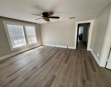 303 N 4th Street - Photo Thumbnail 2