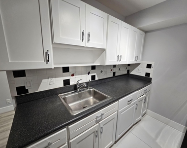 2148 Sherwood Forest Boulevard - Photo Thumbnail 7