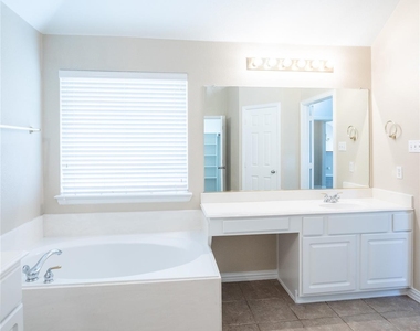 5516 Amber Way - Photo Thumbnail 12