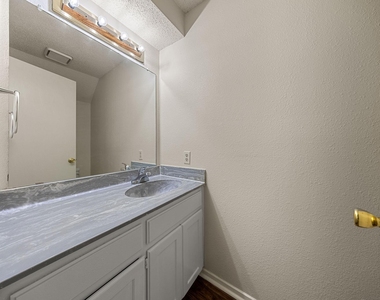 929 W Hickory Street - Photo Thumbnail 7