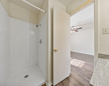 929 W Hickory Street - Photo Thumbnail 16