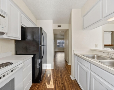 929 W Hickory Street - Photo Thumbnail 12