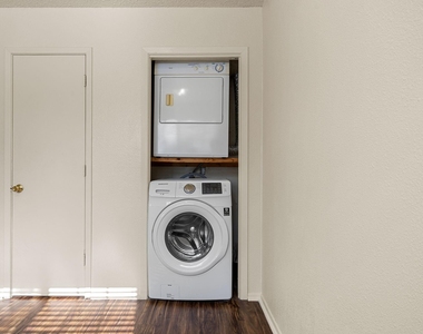 929 W Hickory Street - Photo Thumbnail 9