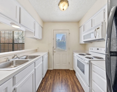 929 W Hickory Street - Photo Thumbnail 11