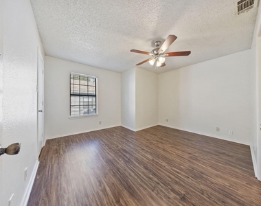 929 W Hickory Street - Photo Thumbnail 17