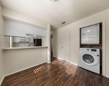 929 W Hickory Street - Photo Thumbnail 8
