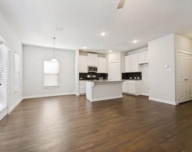 2201 Paxton Way - Photo Thumbnail 5