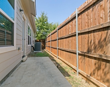 2201 Paxton Way - Photo Thumbnail 24