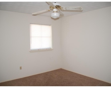 409 Wilshire Drive - Photo Thumbnail 11