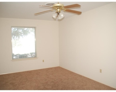 409 Wilshire Drive - Photo Thumbnail 8