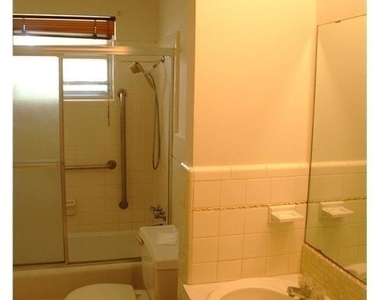 409 Wilshire Drive - Photo Thumbnail 7