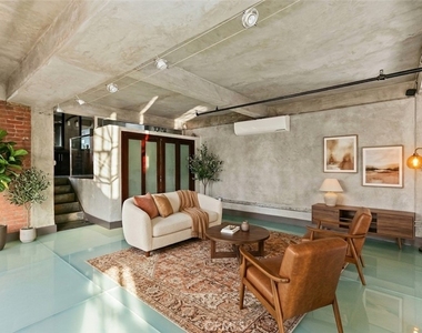 312 W 5th Street - Photo Thumbnail 8