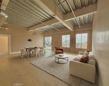 312 W 5th Street - Photo Thumbnail 3