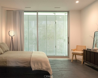 838 N Kings Road - Photo Thumbnail 3