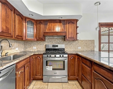 5017 Rubio Avenue - Photo Thumbnail 11