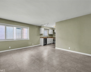 417 N Broadway - Photo Thumbnail 1