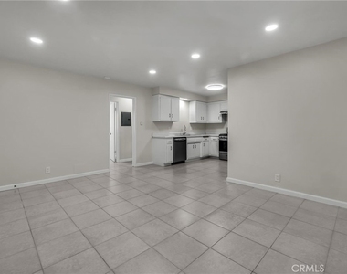 417 N Broadway - Photo Thumbnail 2